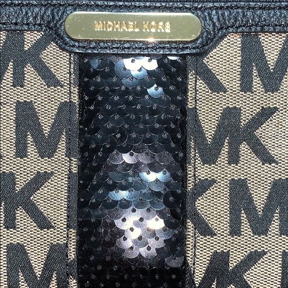 Michael Kors wristlet - Picture 2 of 6